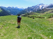 70 Rientriamo su pratoni verdeggianti alla Baita del camoscio